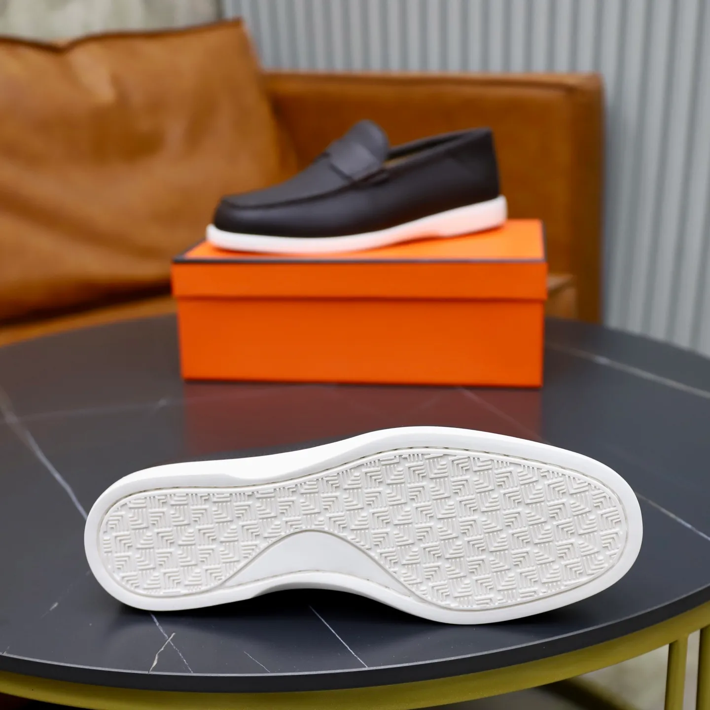 Ex-factory price: 560💰Hermès/Hermès slip-on men's shoes. This shoe is made of imported pebbled cowhide. It has simple and smooth lines and is combined with aerodynamically designed 3CM rubber foam ultra-light soles! Youthful and fashionable, classic H-shaped hardware buckle decoration, calf lining gently wraps the feet, with logo cowhide feet, casual and urban style, highlighting youthful vitality, sports and leisure version, super versatile, code number: 38-39-40-41-42-43-44 standard leather shoe size (45 can be customized but does not support returns)